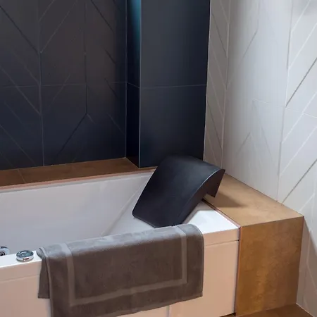 Apartment Blue Iris, 2br, Stunning Views, Jacuzzi And Workspace